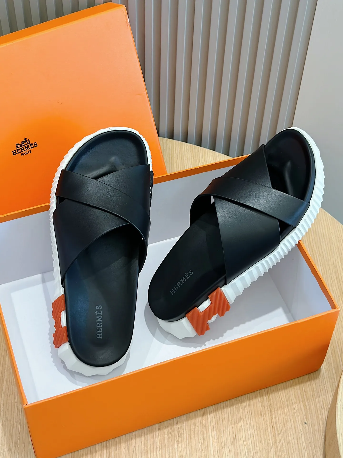 [HERMÈS] Top men's shoes 💰: 340💰 Size: 39-44 (38.45 46 custom-made) Herme*H Home Hermès Men's Sandals and Slippers - Original Replica Purchase the original version and make it one to one, the outsole is privately modeled, and the outsole color corresponding to each color is the same as the original version. Come to those who know the stuff 💪 The ultra-light soles are designed in contrasting colors, and they feel so comfortable on your feet! Calfskin, cowhide feet, private mold outsole.